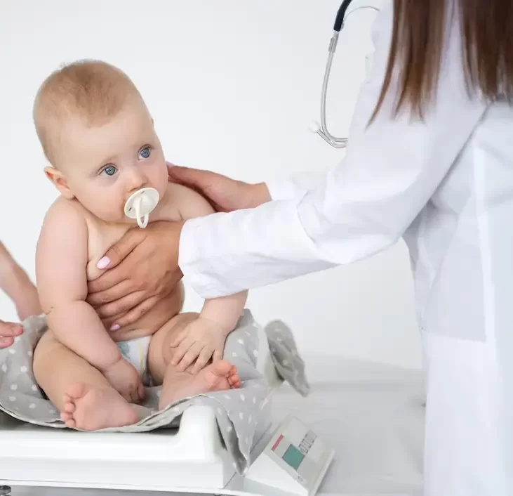 أهمية زيارة طبيب الأطفال الأولى بعد الولادة